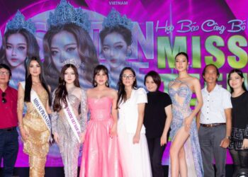 Bác sĩ Annie Nguyễn cùng Nguyễn Vũ Thoại Nghi sang Mỹ dự thi Miss Teen Universe 2022