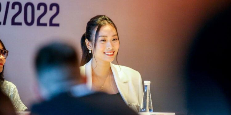 Hoa hậu Ban Mai chung tay cùng dự án One Book One Coffee của Coffeerary   