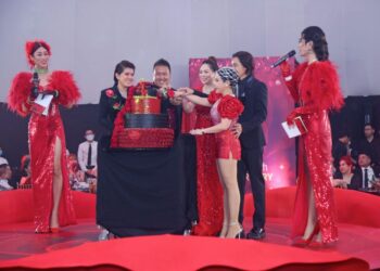 Á HẬU KIỀU LOAN KHUẤY ĐẢO SÂN KHẤU KỶ NIỆM 4 NĂM MỸ PHẨM CAO CẤP HƯƠNG THỊ CỦA VIỆT HƯƠNG