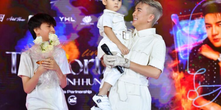 Hàng trăm khán giả vỡ oà cảm xúc khi chứng khiến khoảnh khắc Mr Đàm công bố con trai ruột