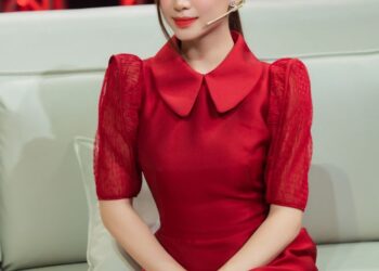 Từng là thí sinh “hot” của Gương mặt thân quen, Hoà Minzy trở lại với vai trò mới