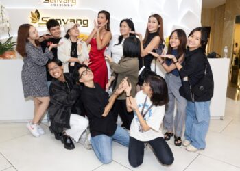 Hoa hậu Đoàn Thiên Ân xúc động khi gặp lại ba ngày trở về nước