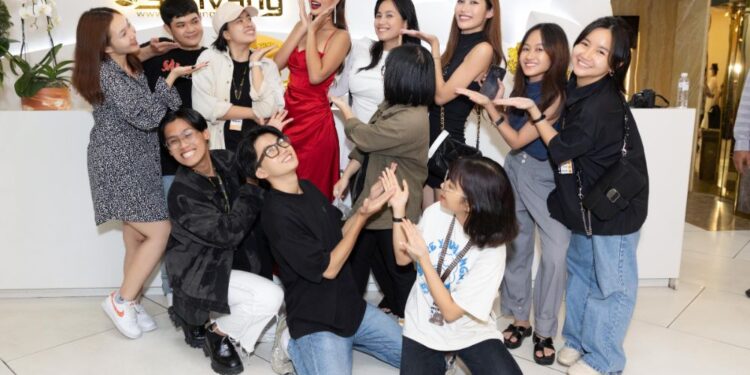 Hoa hậu Đoàn Thiên Ân xúc động khi gặp lại ba ngày trở về nước