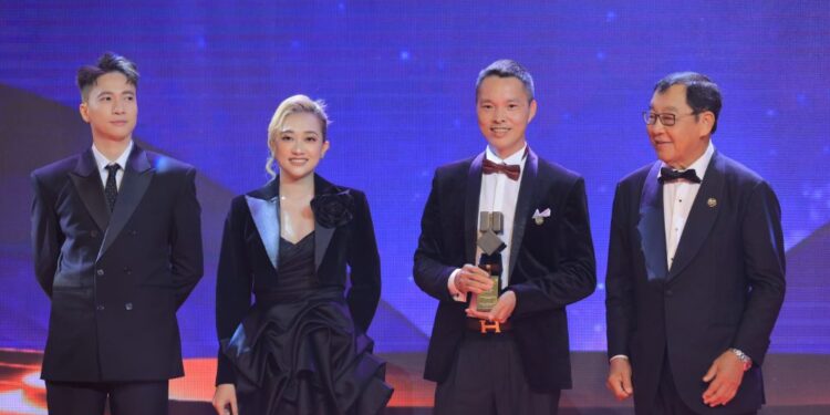 ST SƠN THẠCH, PUKA SÁNH VAI DUYÊN DÁNG TẠI LỄ TRAO GIẢI KINH DOANH XUẤT SẮC CHÂU Á CÙNG DONG TAY PROMOTION 