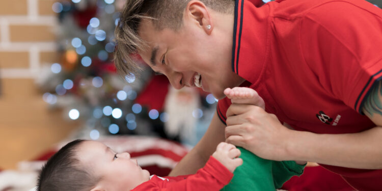 Đàm Vĩnh Hưng rơi nước mắt: “Tôi đi shopping cầm chiếc áo lên nhưng đặt xuống cũng dễ dàng vì nghĩ tới con”