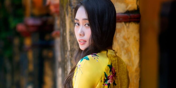 Hoa hậu Ban Mai là “nàng thơ” của BST “Áo hoa”