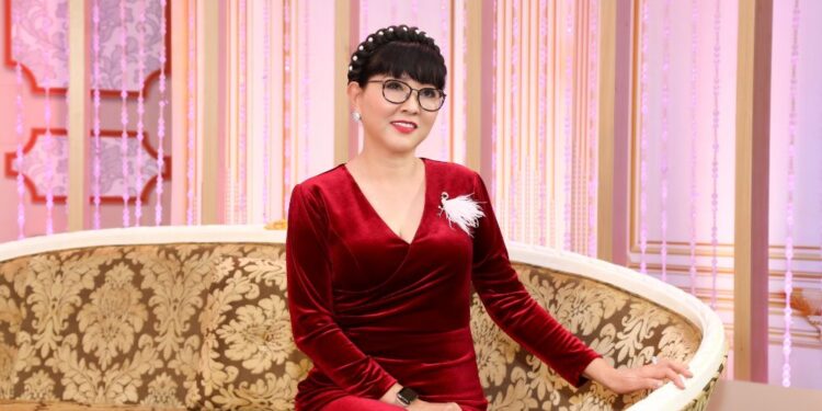 Phương Dung cuốc bộ đi diễn, không tiền phải “ăn ké” cơm sinh viên