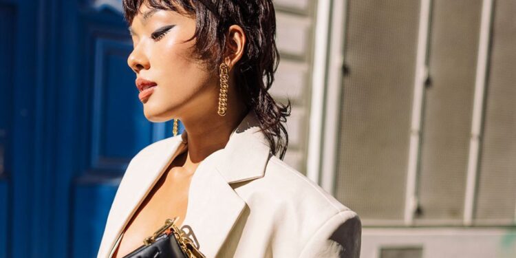 Á hậu Thảo Nhi Lê khoe nút bạc YouTube sau loạt video lọt vào top trending