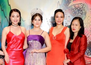 Nhà báo Minh Thúy tự hào khi cùng Hoa hậu Phương Triều đi sự kiện nhận được cơn mưa lời khen