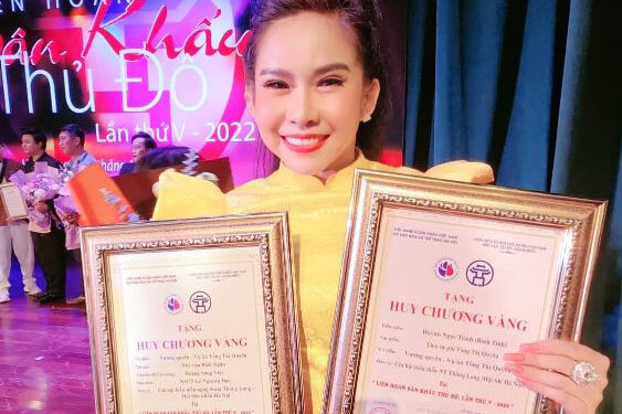 Bình Tinh: “Chiếc Huy chương vàng lần này tôi tiếp tục dành cho Ba Mẹ và gia tộc Huỳnh Long”