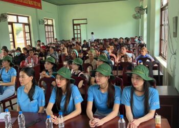 Dàn hậu Sen Vàng xinh đẹp giản dị, gần gũi trong chuyến cứu trợ miền Trung