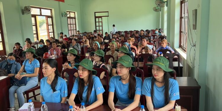 Dàn hậu Sen Vàng xinh đẹp giản dị, gần gũi trong chuyến cứu trợ miền Trung