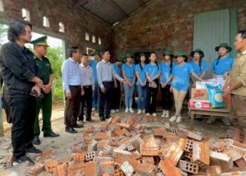 Dàn Hoa, Á hậu để mặt mộc, ăn mặc giản dị đi cứu trợ miền Trung