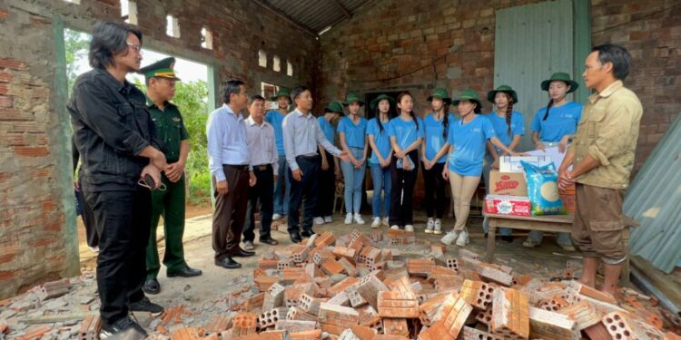 Dàn Hoa, Á hậu để mặt mộc, ăn mặc giản dị đi cứu trợ miền Trung