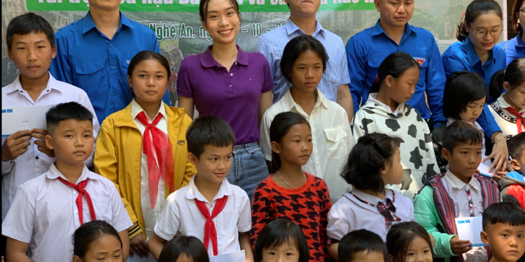 Hoa hậu Ban Mai mang yêu thương về với người dân ở huyện Kỳ Sơn, Nghệ An