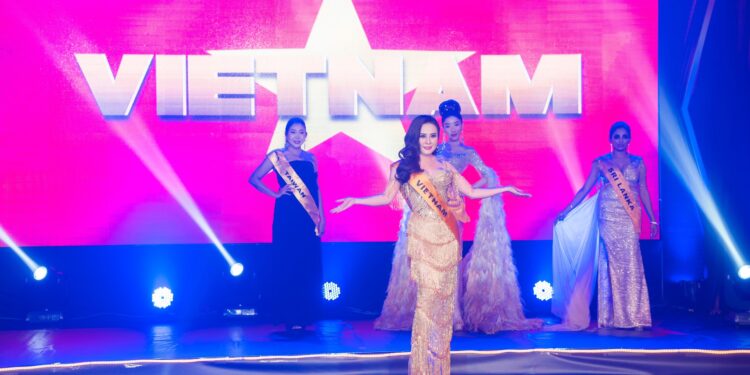 Đoạt chiếc vương miện danh giá, Phan Kim Oanh lộng lẫy đăng quang Mrs Grand International 2022
