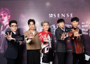 Cody Nam Võ được fan tặng hoa, vương miện kết bằng tiền tại họp báo ra mắt dự án solo