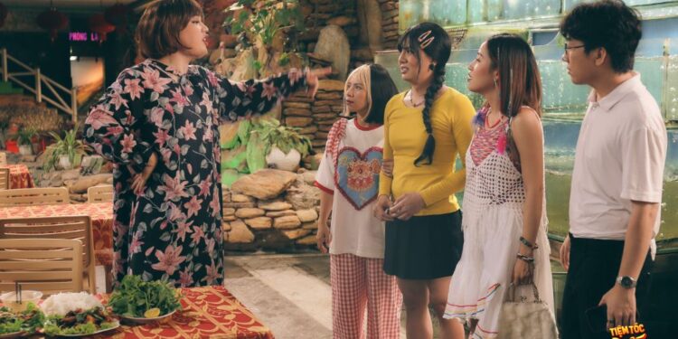 Bà chủ Long Chun mắng Thắm Vjp xối xả trong ngày đầu mới vào làm