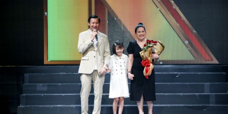 “Thai nghén” đứa con Thời Trang Kim suốt 2 năm – Vợ NSƯT Vũ Thành Vinh xúc động trong ngày ra mắt