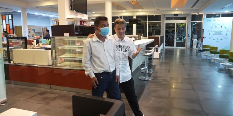 Đàm Vĩnh Hưng khẳng định “nói là làm”, tặng hơn 300 triệu cho người hát rong khiếm thị mổ mắt