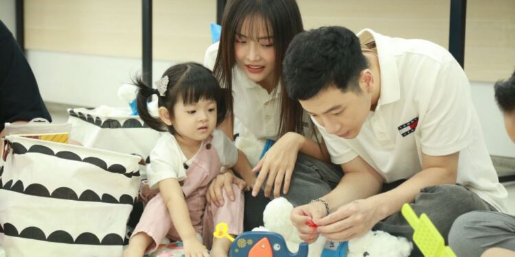 Trương Mỹ Nhân, Phí Ngọc Hưng cùng con gái Bona tham gia Thử Thách Lớn Khôn mùa 2