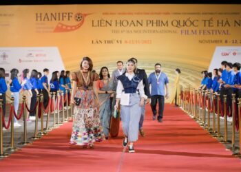 DÀN NGHỆ SĨ TRÊN THẢM ĐỎ LIÊN HOAN PHIM QUỐC TẾ HÀ NỘI