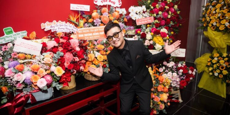 Dàn sao đình đám Vbiz tề tựu tại đêm diễn khai trương phòng trà Bến Thành