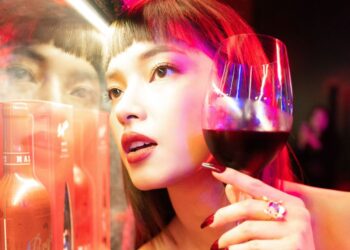 Châu Bùi hội ngộ Chloe Nguyễn, hòa mình trong bữa tiệc âm nhạc của loạt DJ nổi tiếng tại Sin‌gapore