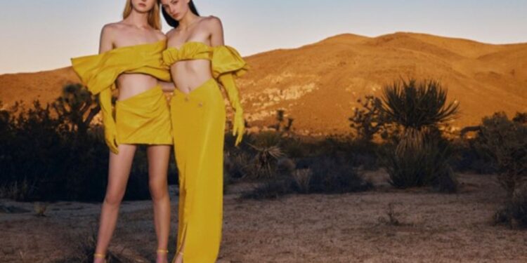 Bộ sưu tập Xuân Hè 2023 của Công Trí bùng nổ với mốt khoe nội y nhỏ xíu