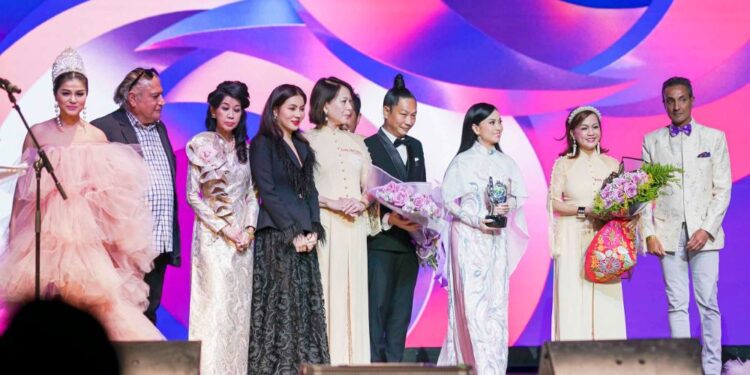 ‘Ca sĩ tỉ phú’ Hà Phương khoe sắc bên cạnh nam tài tử Ngô Ngạn Tổ và ngôi sao võ thuật Andy Cheng