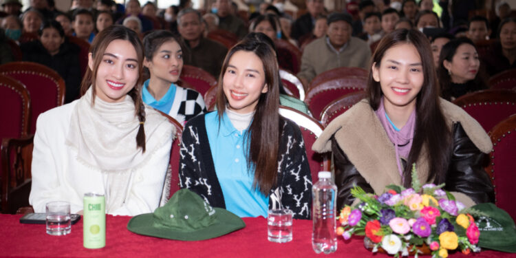 Thùy Tiên được fan vây kín khi làm từ thiện tại Hà Tĩnh