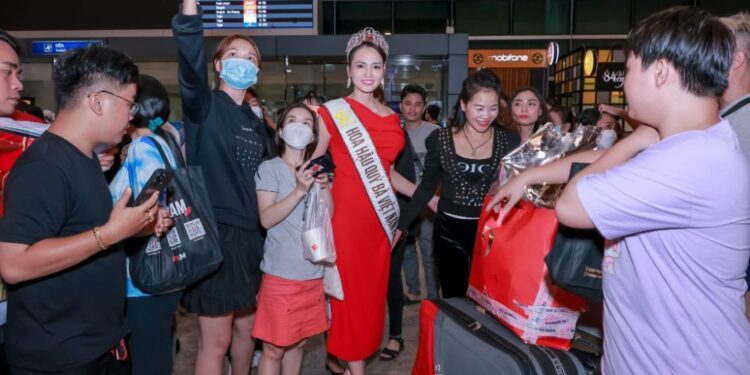 Hoa hậu Nguyễn Thị Bích Hạnh rạng rỡ trở về nước sau khi tham dự cuộc thi quốc tế