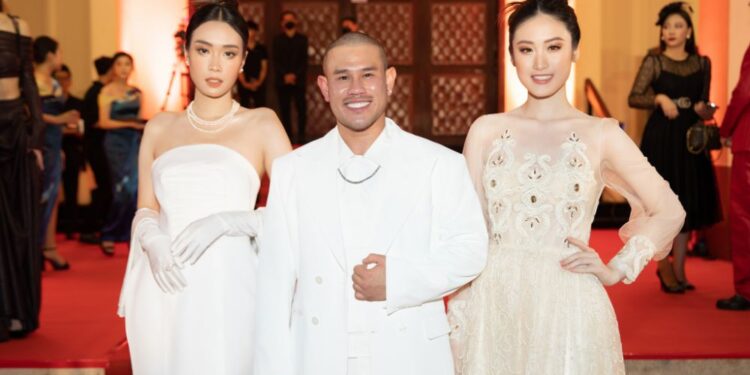 Hoa hậu Ban Mai trình diễn thiết kế của NTK Tuyết Lê