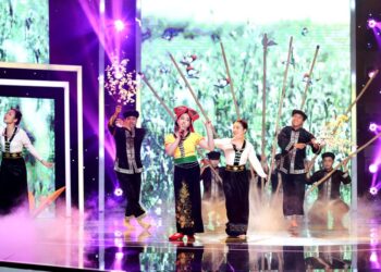 Bé Bảo Ngọc gây ấn tượng với trang phục sặc sỡ mang phong cách “con nít hiện đại”