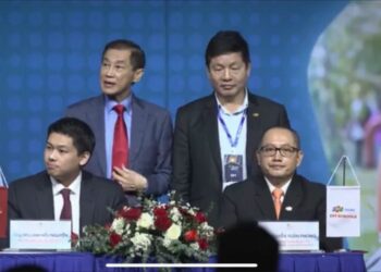 “Thiếu gia” Hiếu Nguyễn đại diện IPPG ký kết cùng hệ thống FPT Fschools