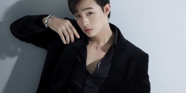 Soi phong cách thời trang của “9x đẹp như trai Hàn”: Lúc lịch lãm tựa “nam thần”, lúc năng động trẻ trung đầy thu hút