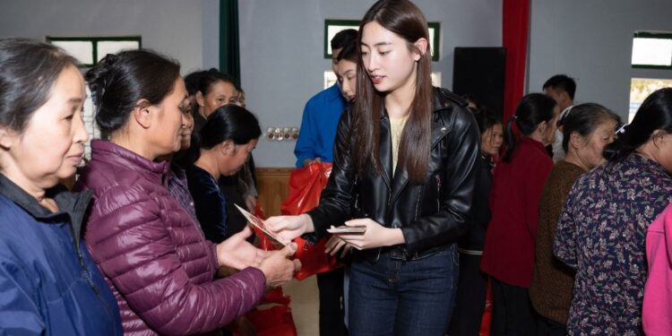 “Tết Hạnh Phúc”: Cùng dàn Hoa, Á hậu mang Tết về với bà con khó khăn tại Hà Tĩnh