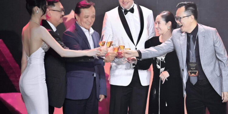 “Nữ hoàng ngành làm đẹp Việt” khoe dáng bên “Ông hoàng nhạc Việt”