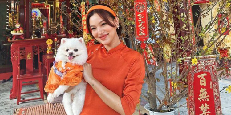 Chuyện gì đây! Tú Hảo cùng dàn sao nổi tiếng thế giới đồng loạt khoe ảnh ấu thơ nhân dịp năm đầu năm