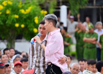 Đàm Vĩnh Hưng mướt mồ hôi, Dương Triệu Vũ ‘quẩy’ hết mình mang xuân về trại giam