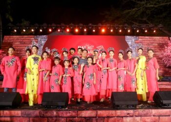 Dàn người mẫu đình đám rạng rỡ trên sân chơi Gala Đại sứ Áo dài Việt Nam