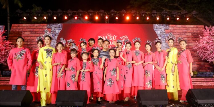 Dàn người mẫu đình đám rạng rỡ trên sân chơi Gala Đại sứ Áo dài Việt Nam