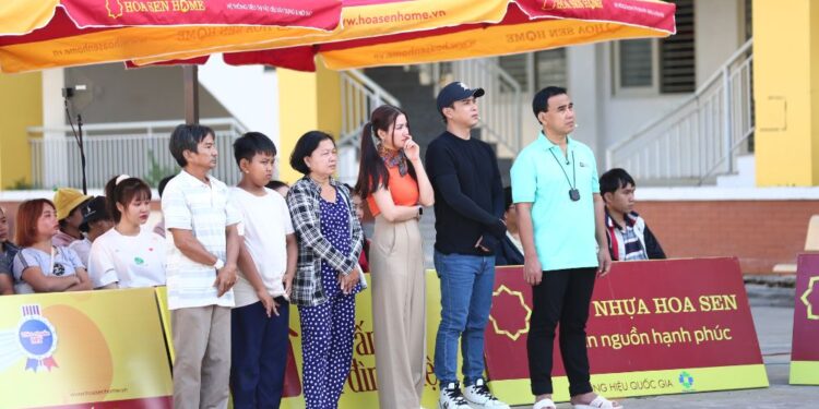 MC Quyền Linh, Kha Ly khóc hết nước mắt trước hoàn cảnh của các em nhỏ mồ côi