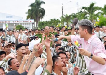 Đàm Vĩnh Hưng quẩy cực sung khi biểu diễntrong trại giam