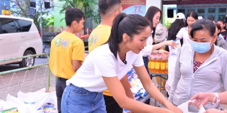 Thủy Tiên, Bùi Quỳnh Hoa hạnh phúc khi được đồng hành cùng trẻ bị ảnh hưởng bởi HIV/AIDS