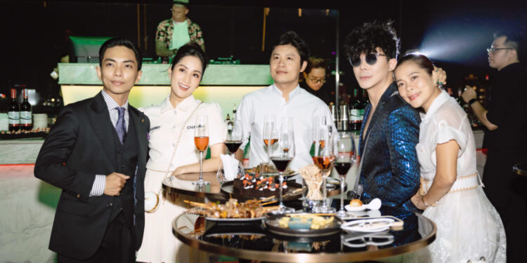 Nathan Lee “hỏi tội” nhạc sĩ Nguyễn Văn Chung đầy hài hước!