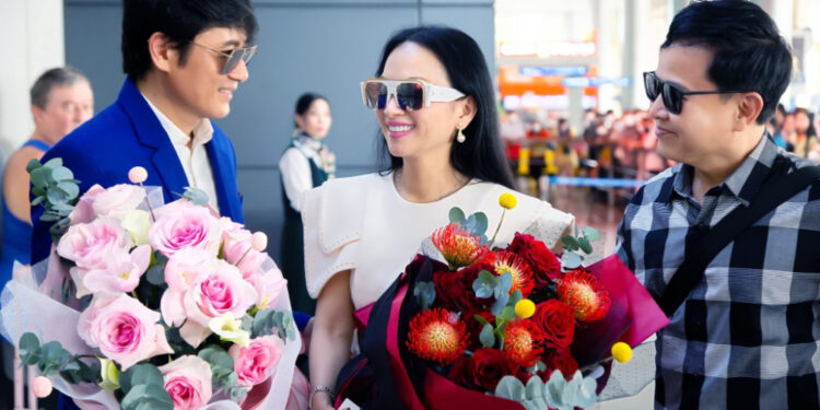 Vừa đáp xuống sân bay Việt Nam, Hà Phương được Trần Sang, Thái San đón chào nhiệt tình