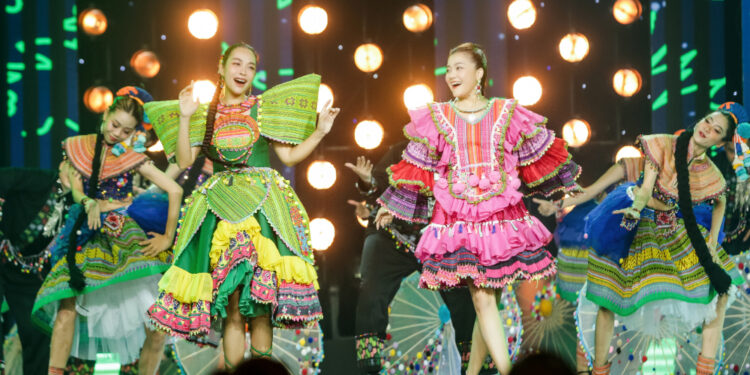 Thập Kỷ Nhạc Xuân của Gala Nhạc Việt quy tụ đông đảo nghệ sỹ từ sao hạng A đến dàn ca sĩ gen Z được yêu thích