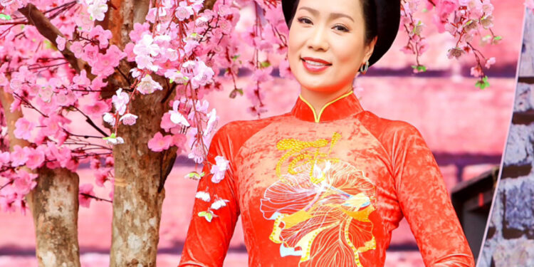 Á hậu Trịnh Kim Chi chúc khán giả đầu năm với bộ ảnh đón Xuân