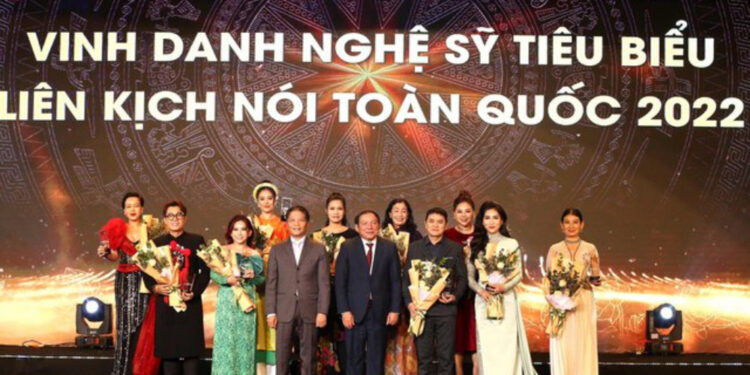 Bình Tinh tự hào với danh hiệu “Gương mặt nghệ sĩ tiêu biểu ngành nghệ thuật 2022”